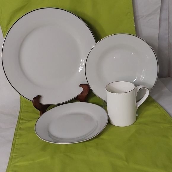 ROYAL DOULTON MIX DINING WARE SETTING FOR 4 - Picture 2 of 5